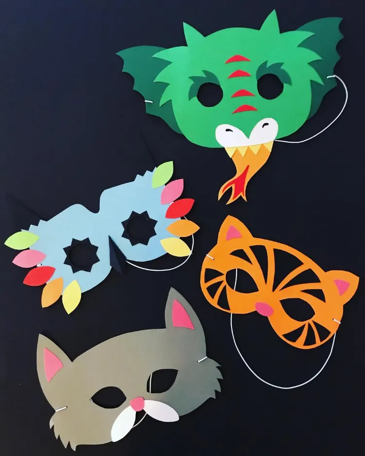 des masques de carnaval en papier coloré représentant différents animaux et créatures