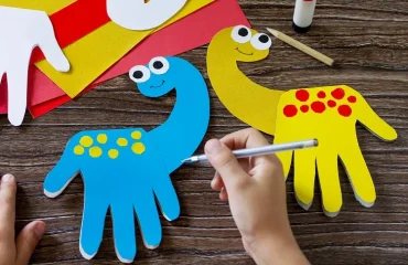 dessiner un dinosaure avec les mains bricolage maternelle facile