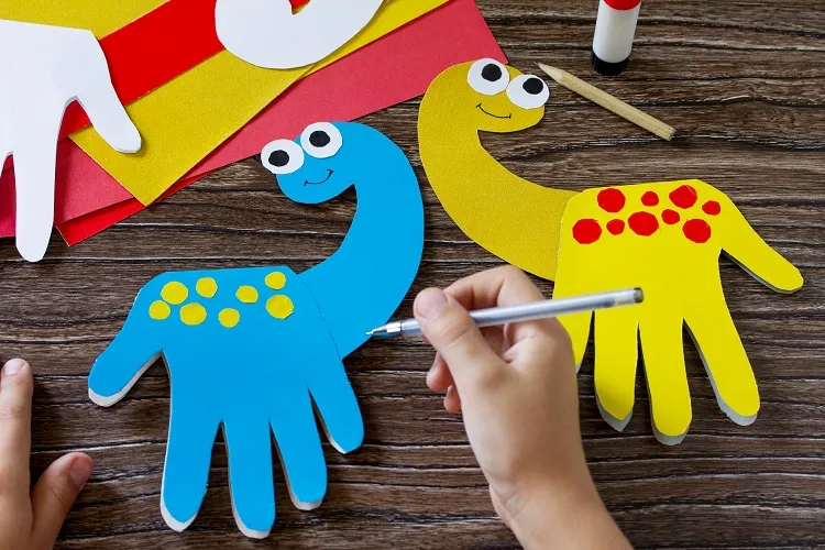 dessiner un dinosaure avec les mains bricolage maternelle facile