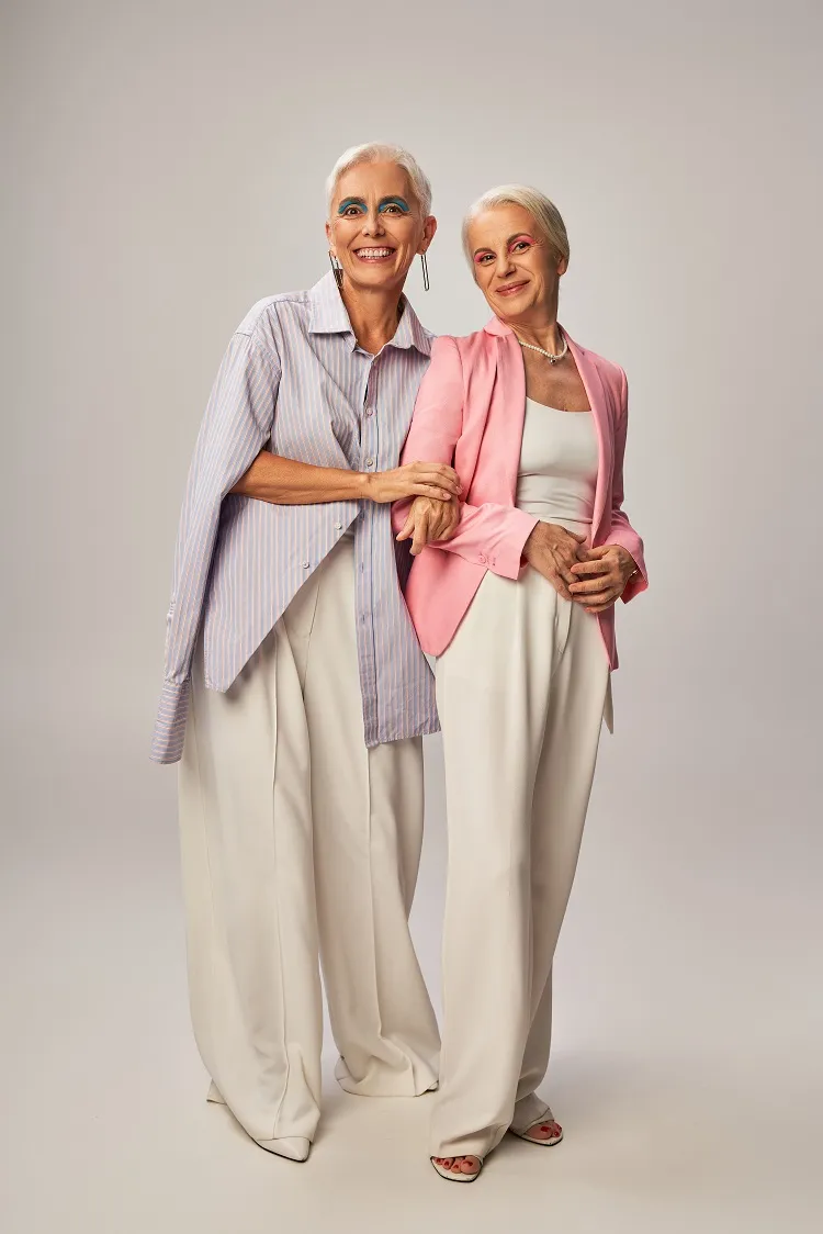 deux idées chics de tenues de mariage pour femme de 70 ans avec pantalon blanc droit et un haut pastel