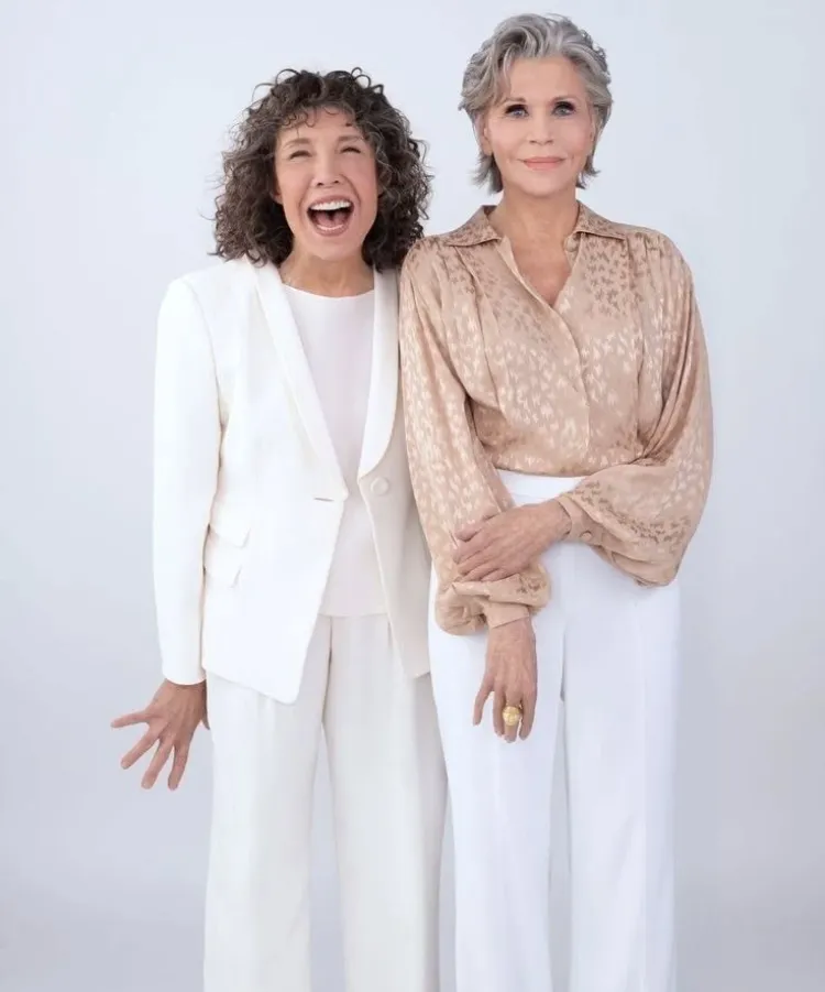 deux idées de tenue de mariage pour femme de 70 ans avec pantalon blanc et chemisier élégant et blazer pour un total look blanc