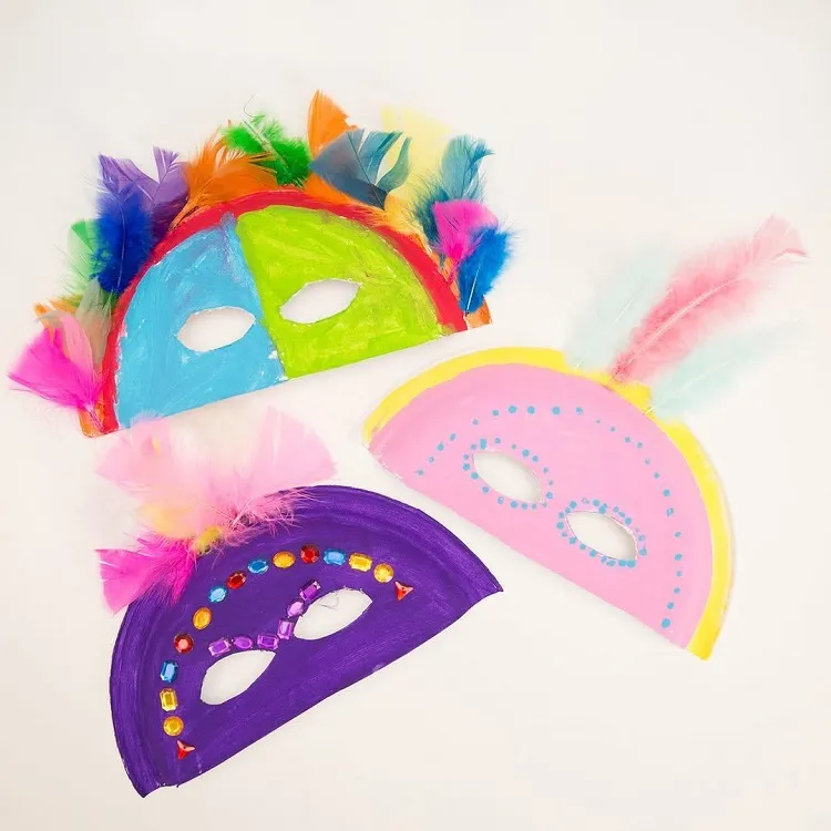 fabriquer des masques de mardi gras avec des assiettes en carton