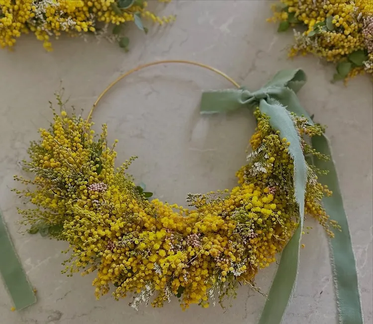 faire une couronne de porte de mimosa simple mais élégante