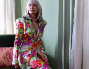 la tenue de mariage parfaite pour femme de 70 ans est un costume chic à imprimé floral