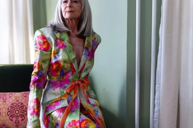 la tenue de mariage parfaite pour femme de 70 ans est un costume chic à imprimé floral