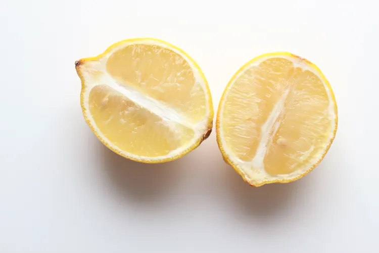 le citron permet de nettoyer et dégraisser la hotte aspirante en inox