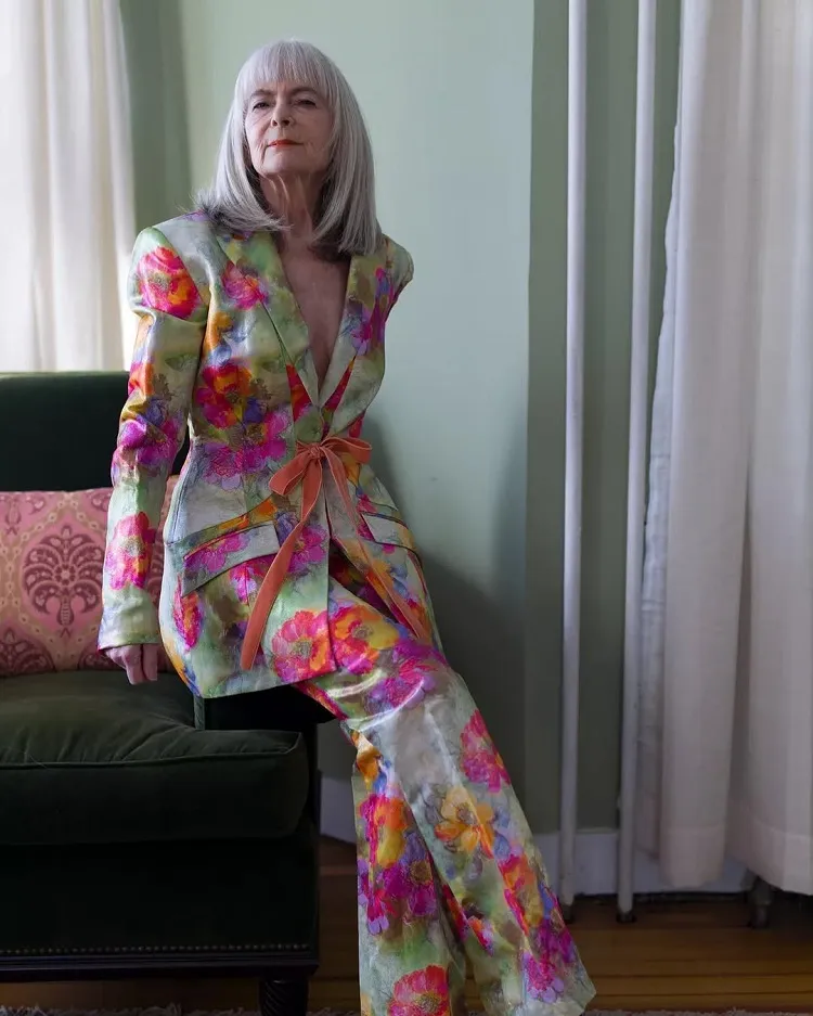 le costume élégant à imprimé floral est la tenue de mariage idéale pour une femme de 70 ans