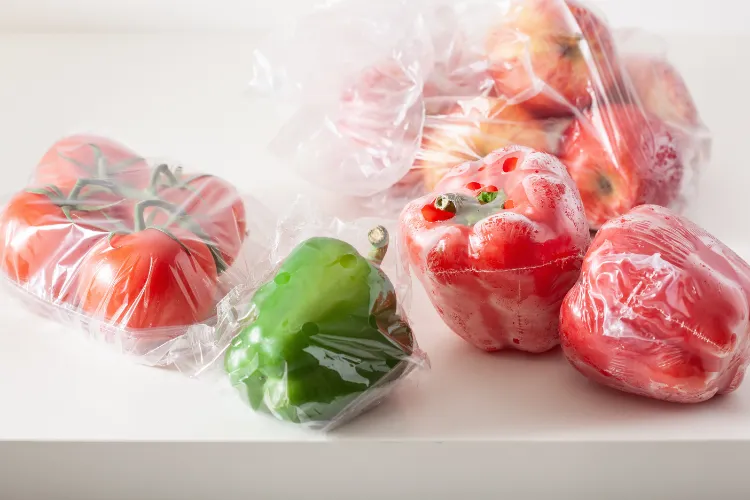 même les fruits et les légumes sont contaminés par des microplastiques via leurs racines