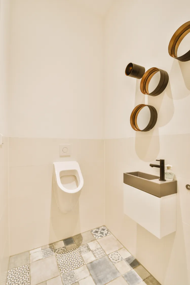 multiplier les miroirs pour créer l'illusion d'espace dans la petite salle de toilettes sans fenêtre