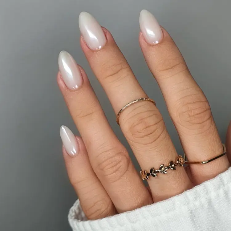 nail art blanc chrome tendance printemps 2025 saloncic.hr instagram