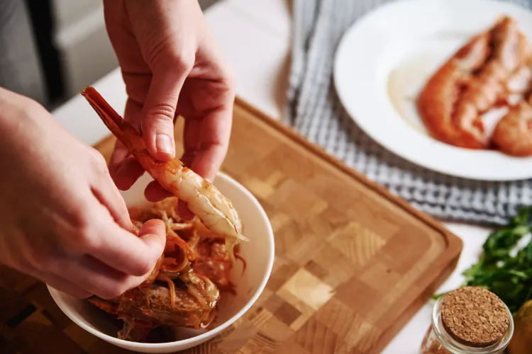 nettoyez les crevettes dans une assiette