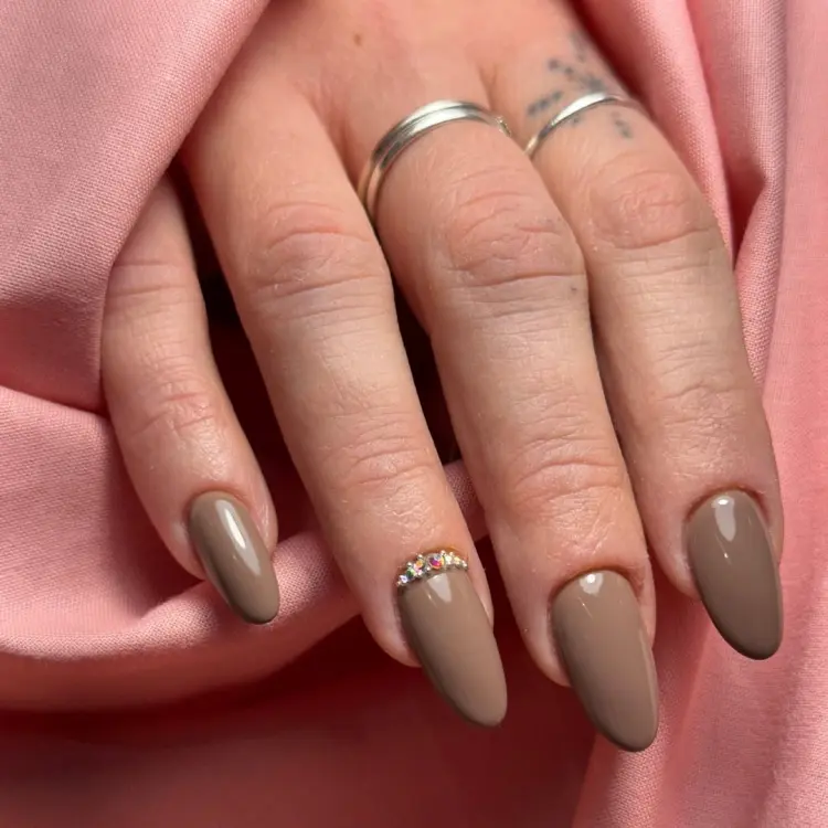 ongles mocha mousse tendance printemps 2025 ragusa alberto instagram