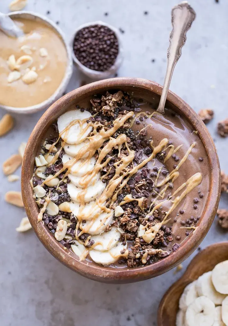 petit déjeuner avec graine de chia recette de bol smoothie chocolat et beurre de cacahuète