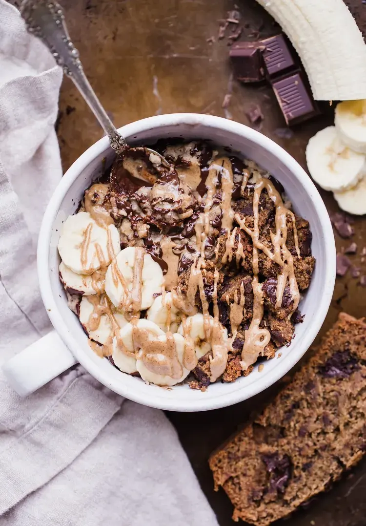 porridge façon pain aux bananes sans gluten en tant que recette de petit déjeuner avec graine de chia