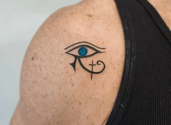 pourquoi se faire tatouer l'œil d'horus sur l'épaule