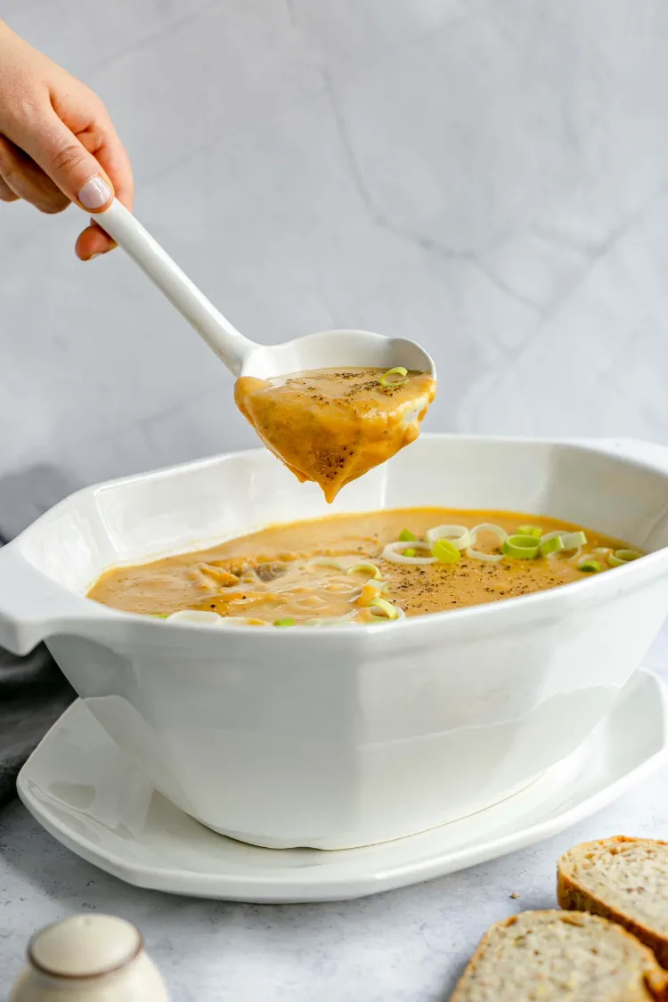 recette de soupe veloutée de poireaux et pommes de terre en tant que plat léger et sain pour le carême