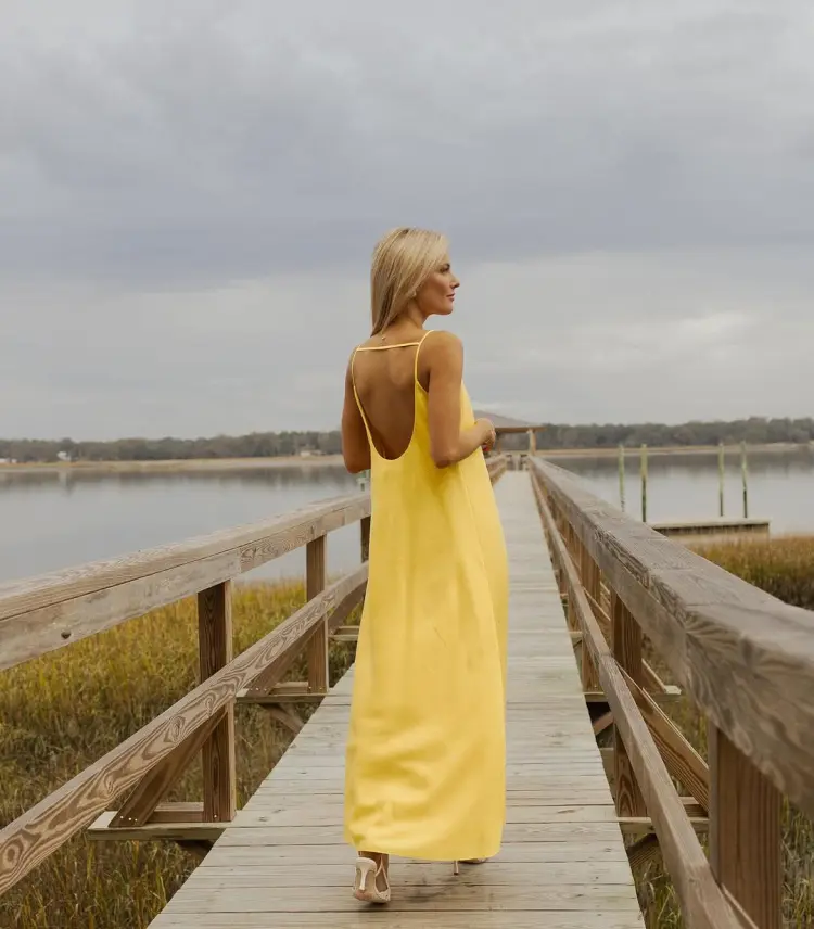 robe de plage élégante dos nus flottante femme 60 ans 