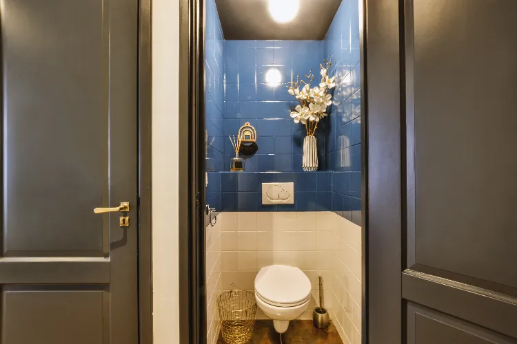 salle wc petite et étroite avec une jolie décoration florale