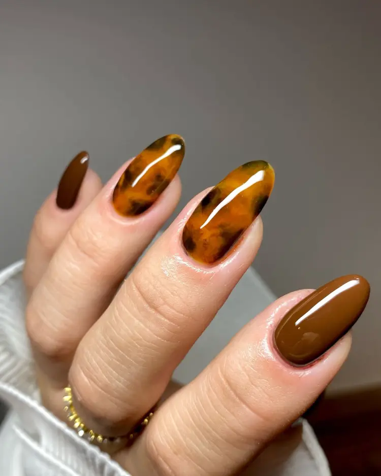 tendances ongles mars 2025 en nuances brunes beautique kent instagram