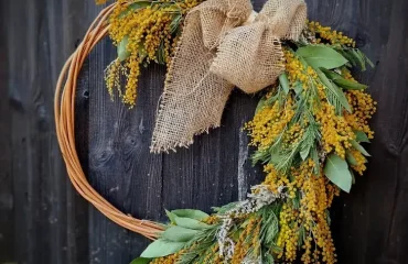 tuto couronne de porte de mimosa décorée d'un noeud en toile de jute