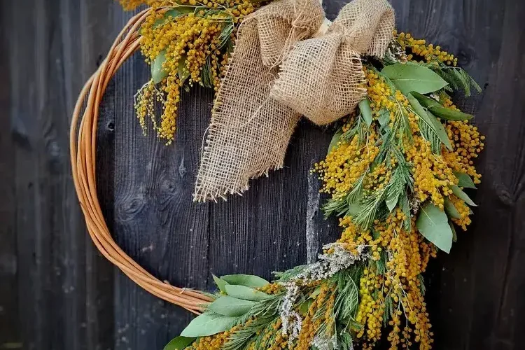 tuto couronne de porte de mimosa décorée d'un noeud en toile de jute