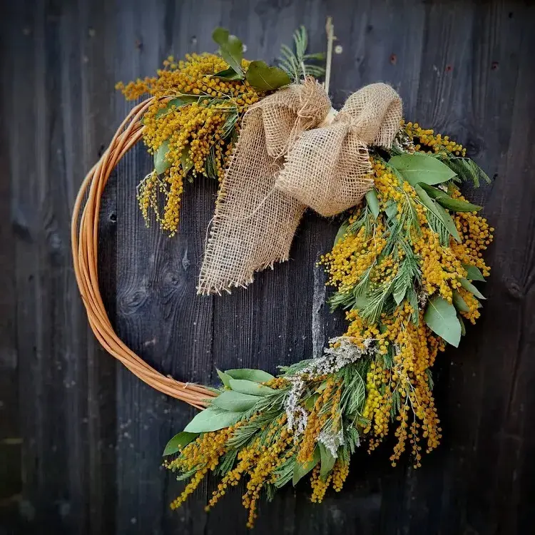 tuto couronne de porte de mimosa décorée d'un noeud en toile de jute