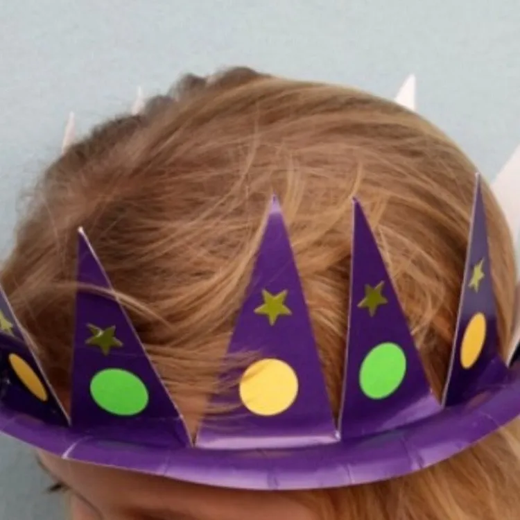 une activité pour mardi gras en crèche faire une couronne diy avec une assiette en carton recyclée et repeinte