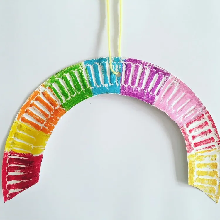 une idée d'activité pour mardi gras en crèche arc en ciel diy avec une assiette en carton recyclée