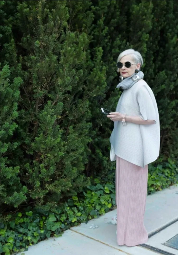 une idée de tenue de mariage chic pour femme de 70 ans avec pantalon palazzo rose pastel et tunique blanche