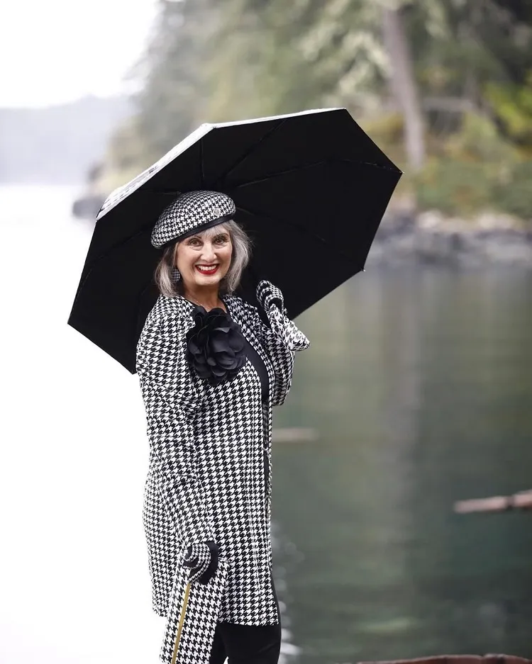 une idée de tenue de mariage hiver pour femme de 70 ans avec pantalon noir et veste pied de poule