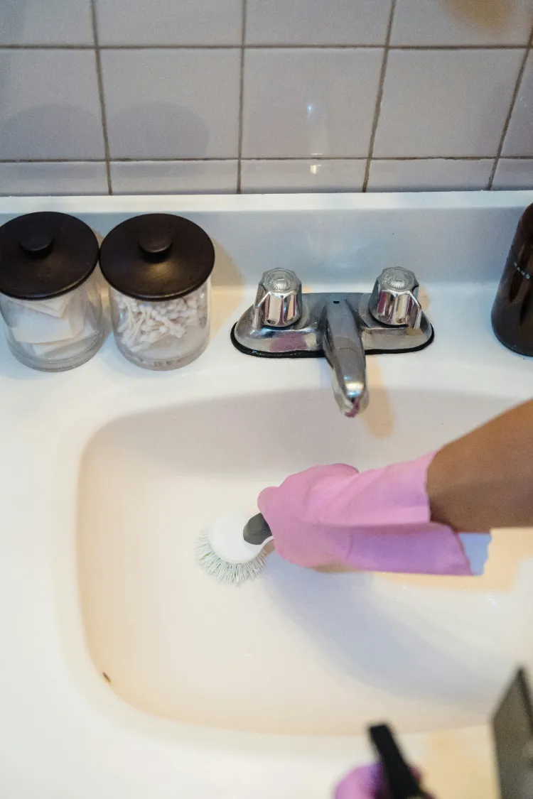 utiliser du bicarbonate de soude et du vinaigre pour repousser les moucherons dans la salle de bains