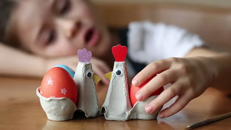 bricolage de pâques avec une boîte d'œufs