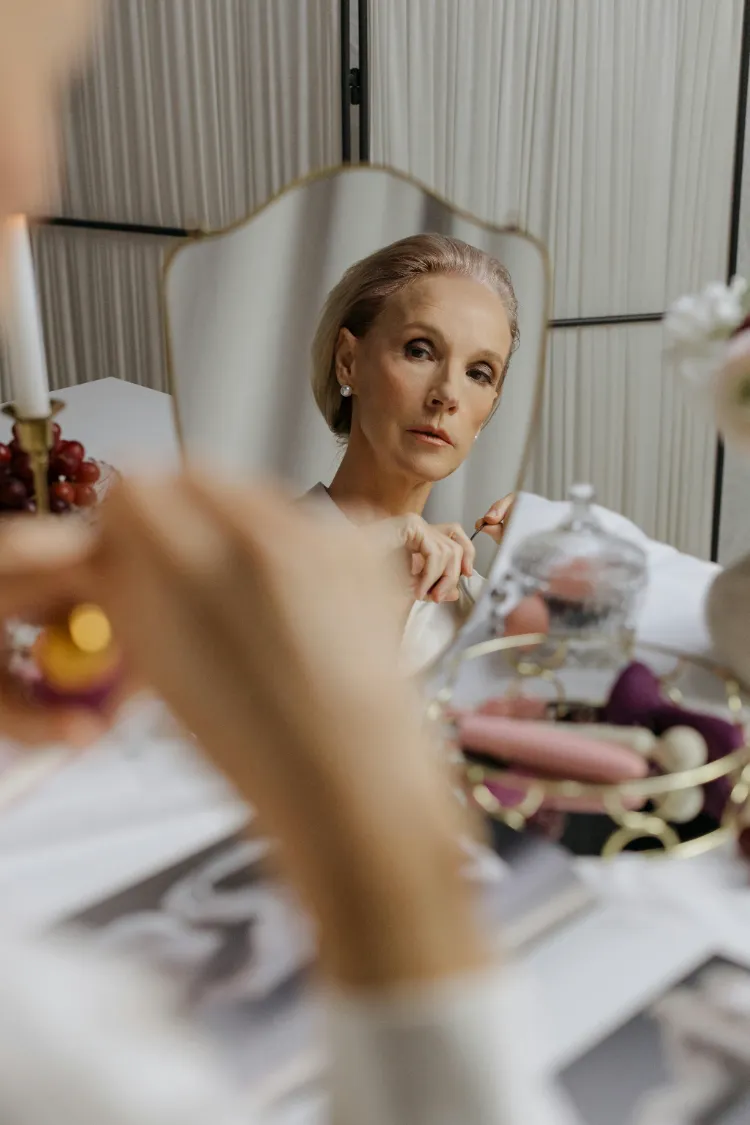 Comment révéler votre éclat naturel après 60 ans astuces de maquillage ?