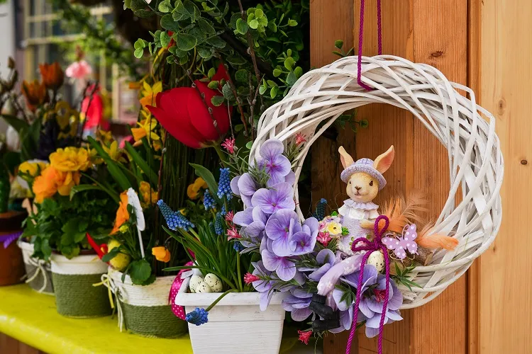 couronne de pâques avec lapin et orchidées dans le magasin de fleurs