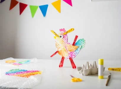diy poule en carton coloré