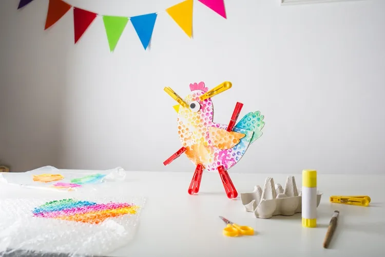 diy poule en carton coloré