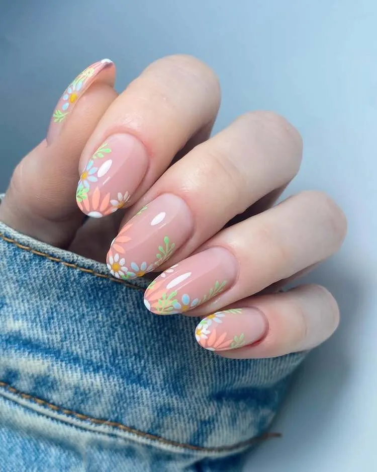décliné dans de couleurs pastel, le nail art fleurs est indispensable au printemps