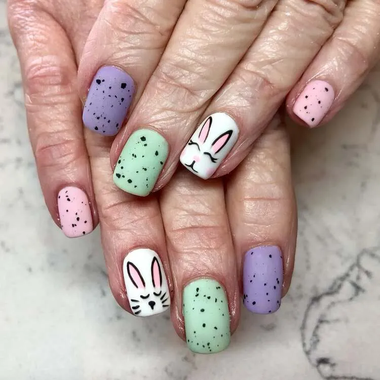 déco ongles lapin sur des ongles courts colorés