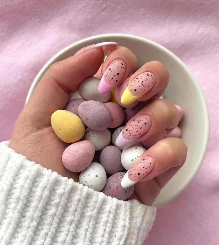 des ongles mouchetés pour un effet œufs de caille propre à la fête de pâques