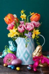 fleurs printanières colorées pour décorer la table ou l'entrée