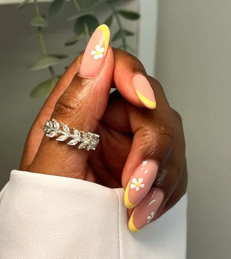 le jaune pastel une autre couleur de manucure pâques 2025 à oser