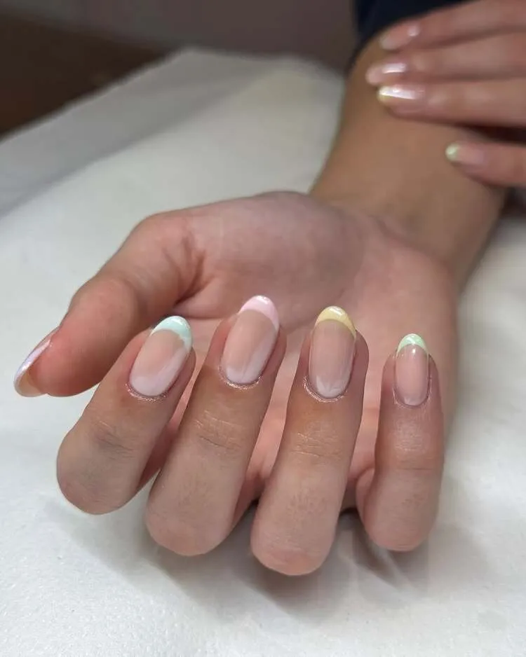 les nuances pastel évoquent le printemps et s'invitent sur toutes les formes et longueurs d'ongles