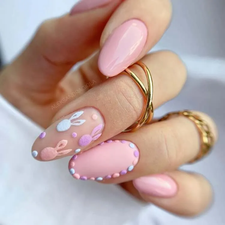 les tendances manucure pâques 2025 sont à la teinte rose pastel et aux motifs festifs