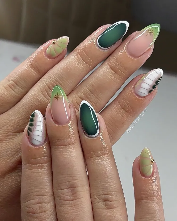 Manucure vert foncé avec des motifs animaliers