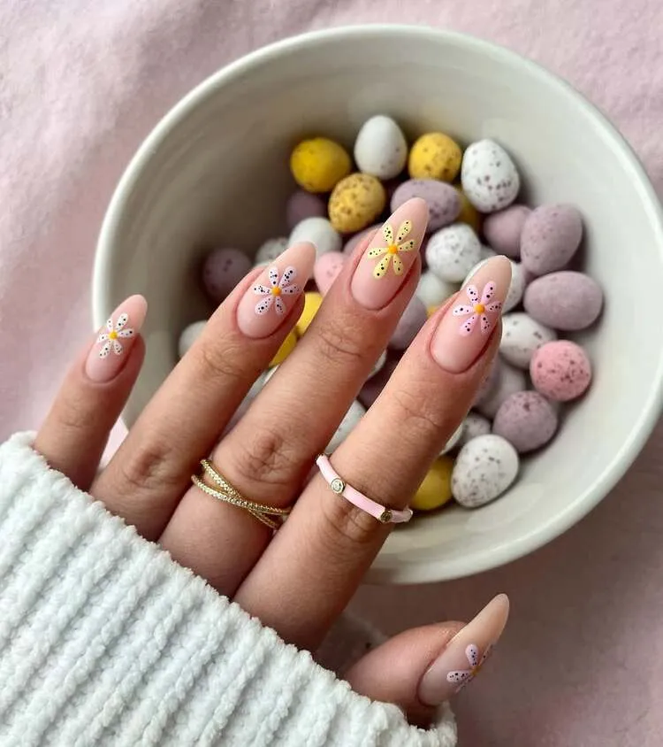 nail art original sur des ongles longs qui sent bon le printemps
