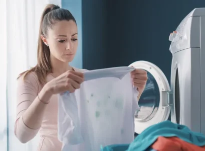 utiliser une lessive trop agressive pourrait accélérer la décoloration et l'usure des fibres