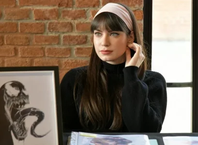 cheveux longs avec frange droite avec un accessoire retro de style romantique