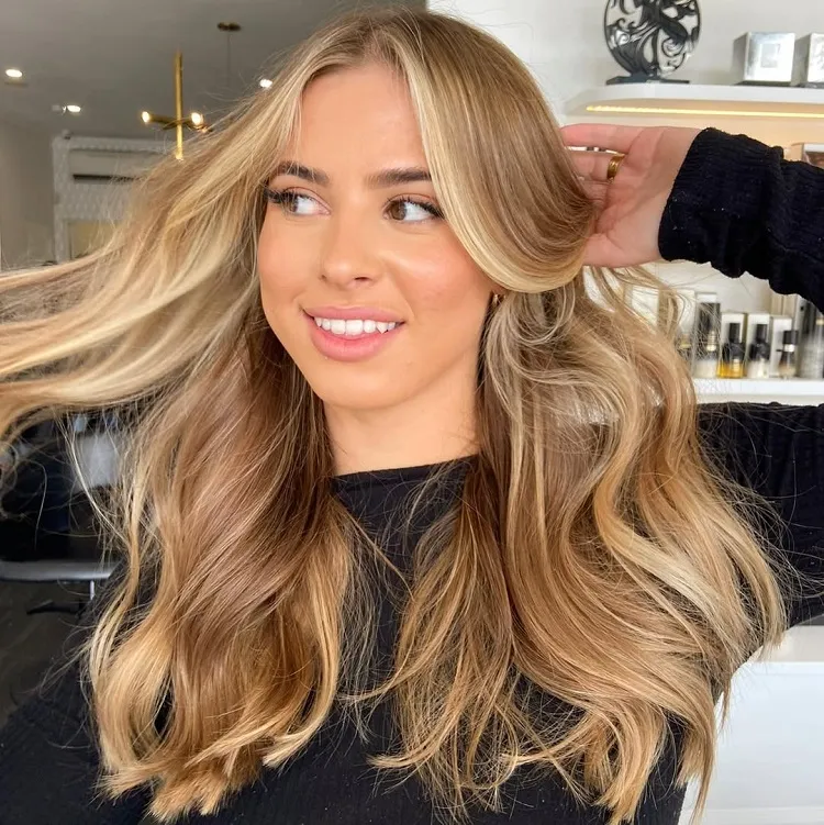 coloration bronde sur cheveux miel caramélisé pour un effet super naturel et illuminant