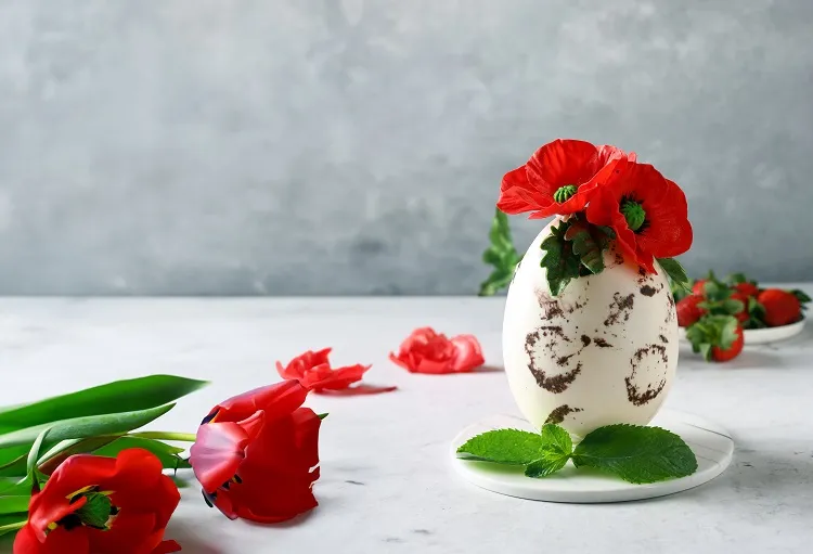 composition florale de pâques avec des fleurs de printemps sauvages