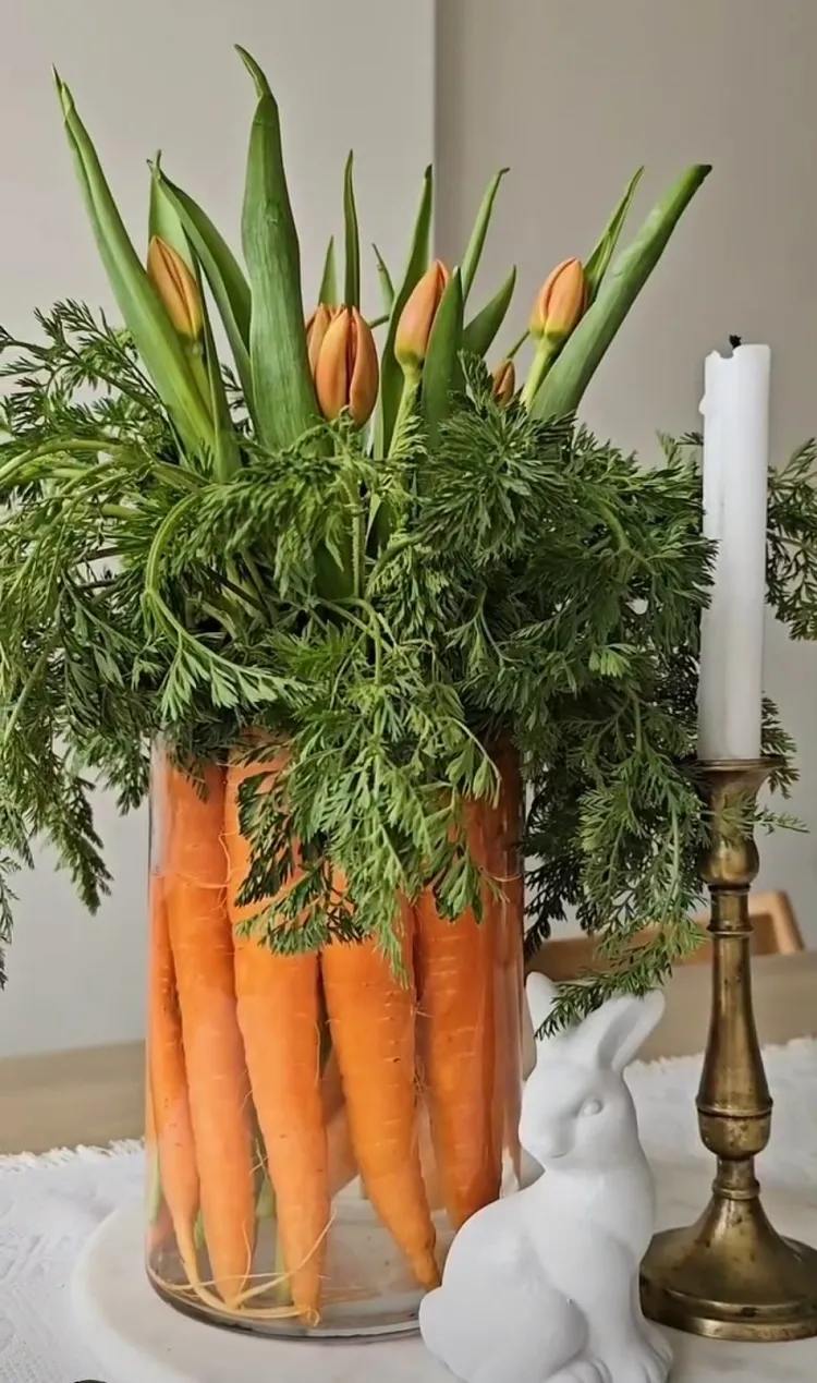 composition florale de pâques avec des tulipes et des carottes